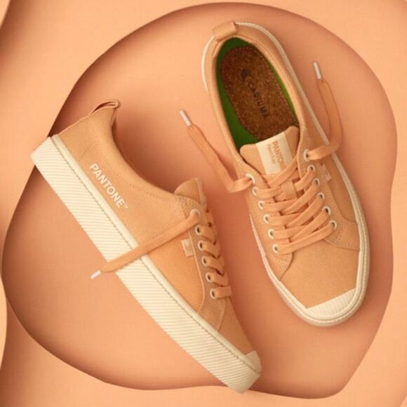CARIUMA - Women's Pantone Peach Fuzz Canvas Sneakers Sz 7 - Picture 1 of 8